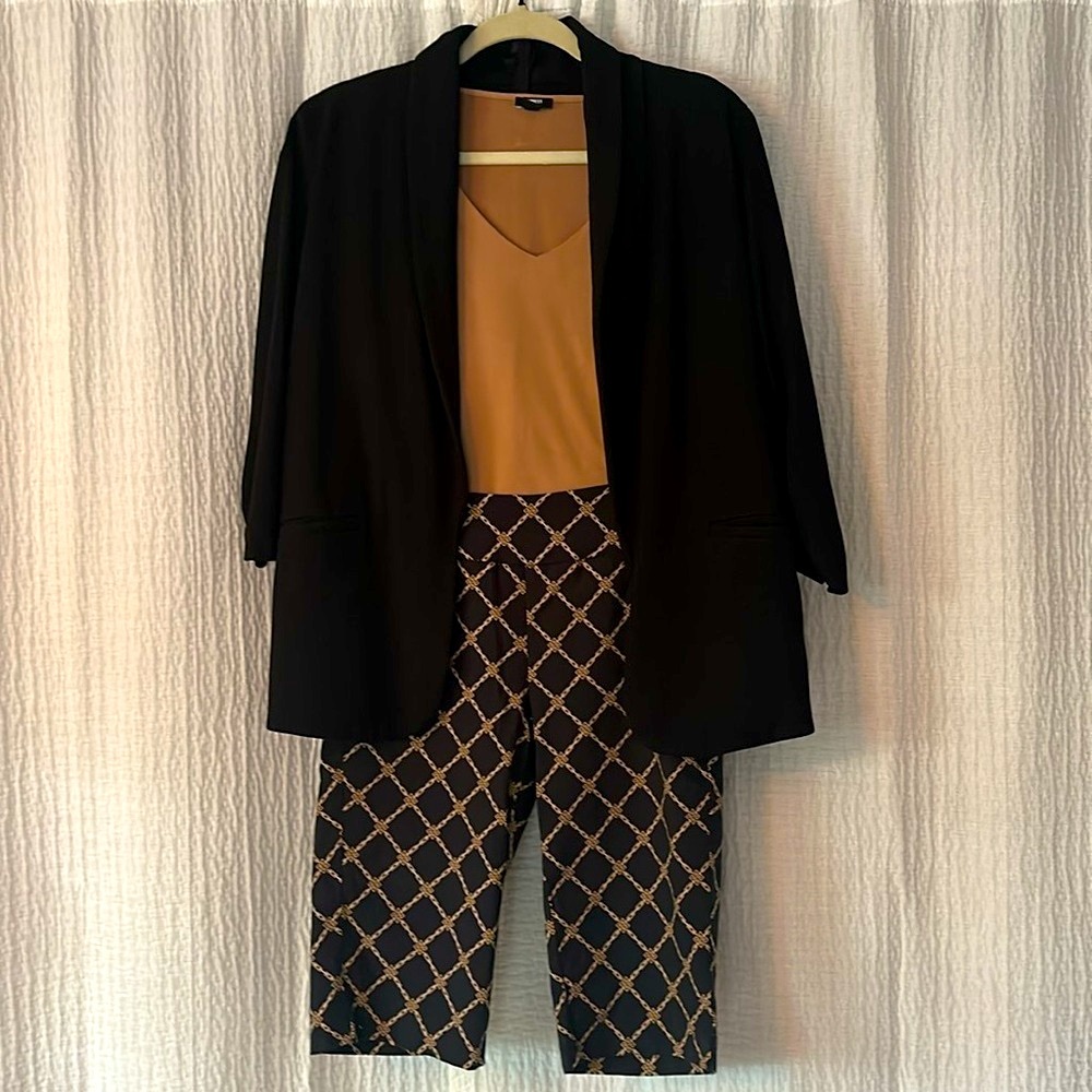 Chic Black and gold stretchy shorts